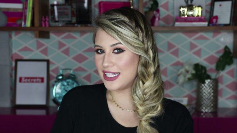 Influenciadora Niina Secrets com trança espinha de peixe embutida lateral