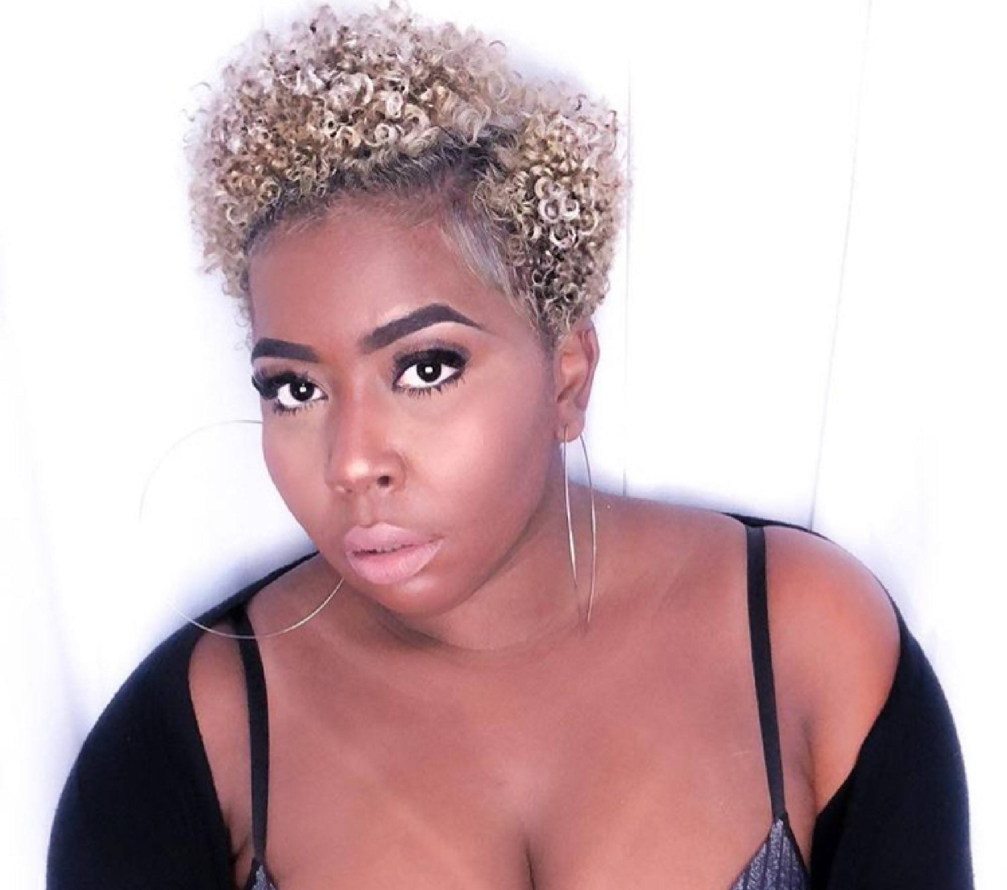 Cabelo crespo platinado May Diniz