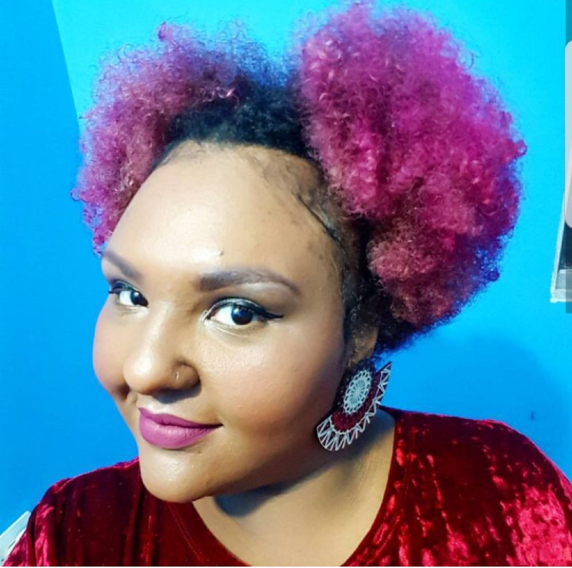 Cabelo crespo black power com duplo afro puff