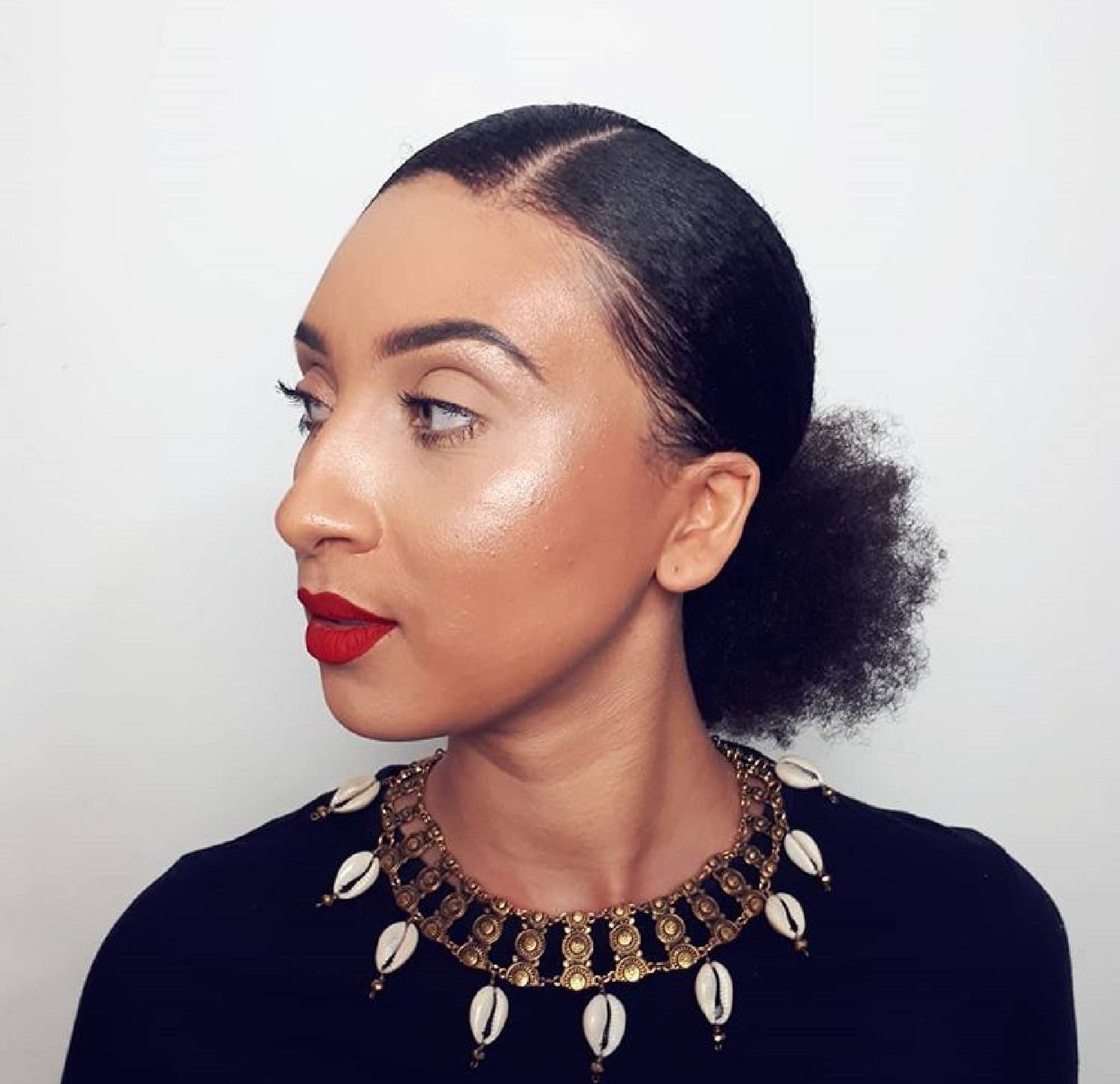Cabelo crespo black power com frente chapada e rabo de cavalo volumoso