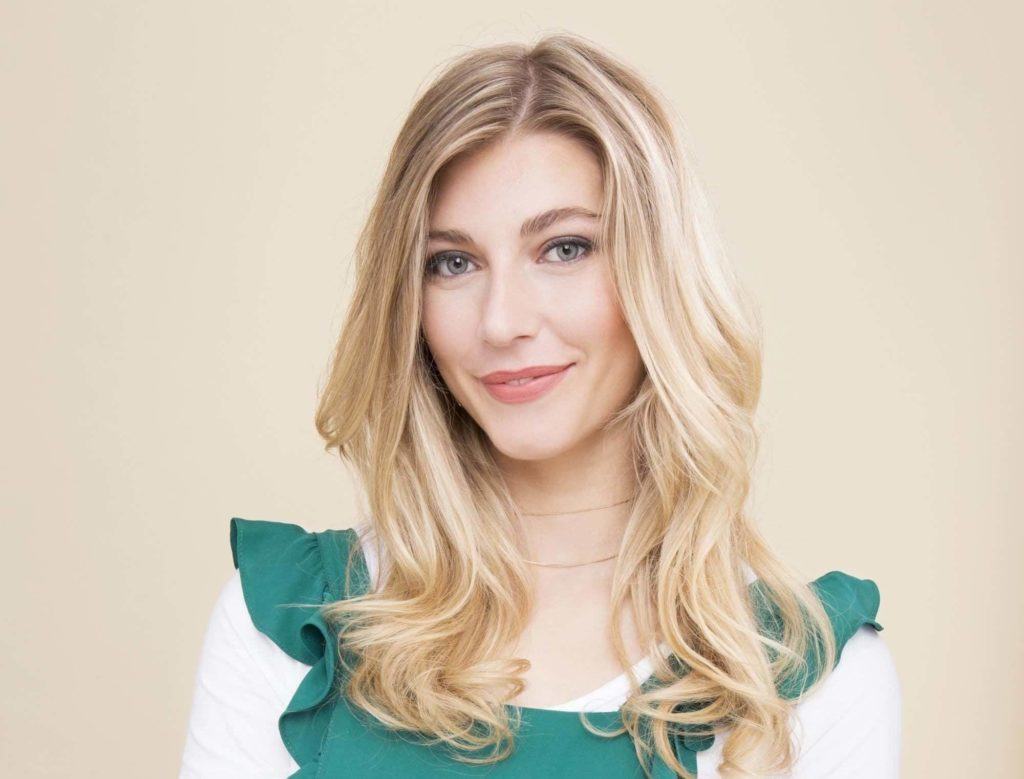 Modelo com cabelo loiro longo ondulado