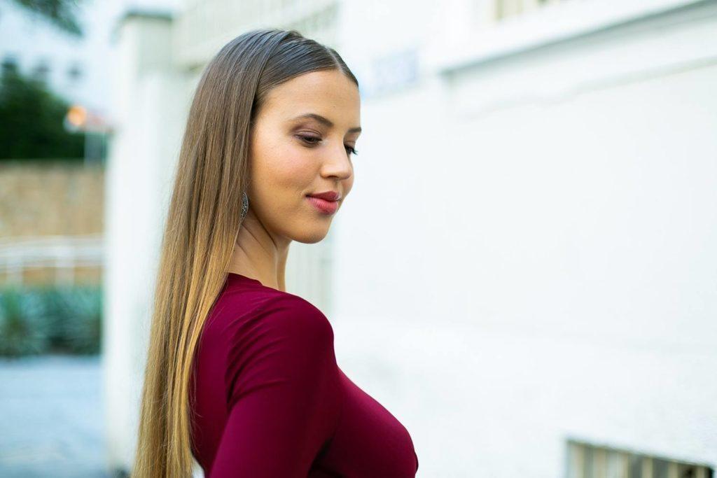 Modelo com cabelo longo loiro liso