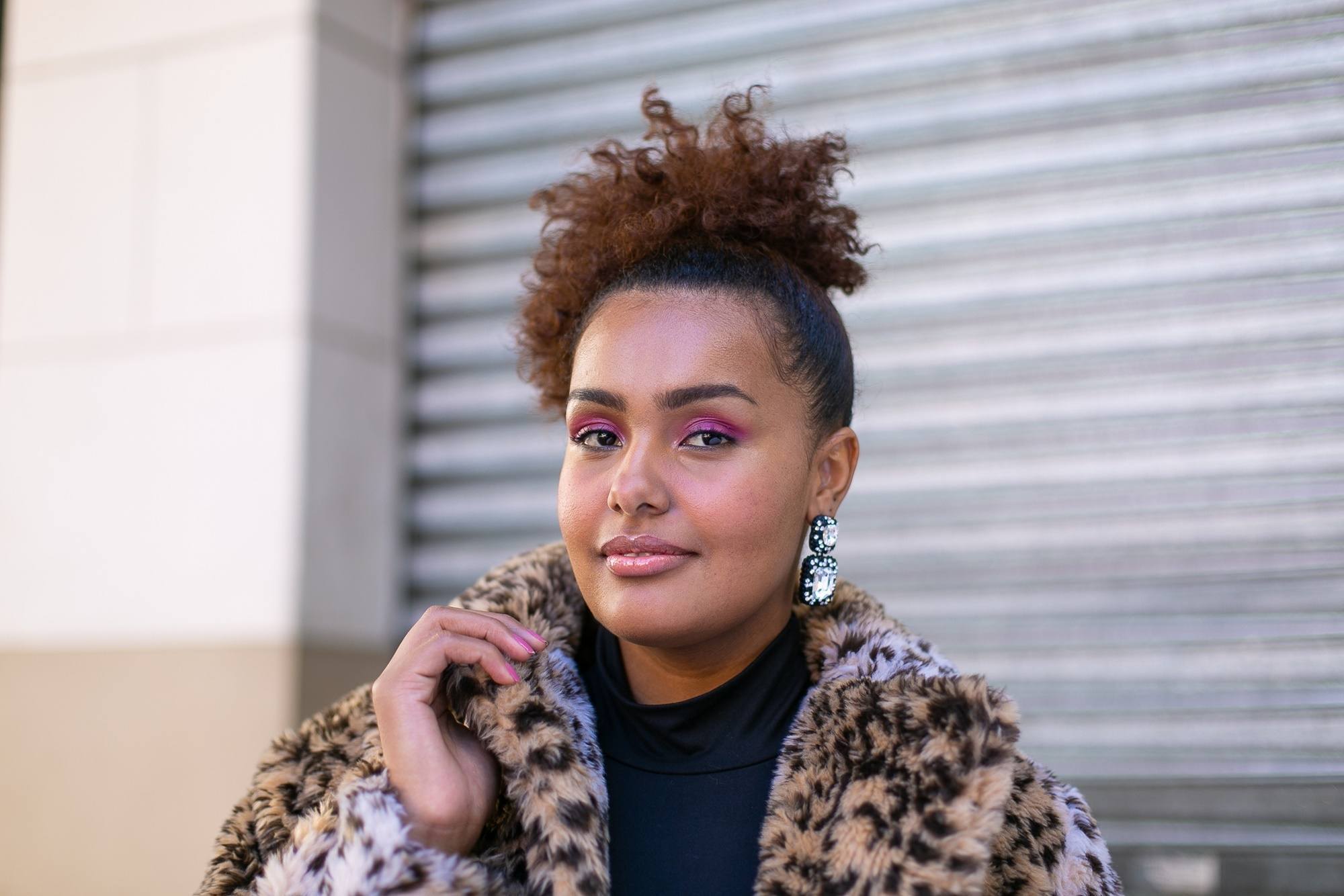 Modelo usa penteado afro puff lateral