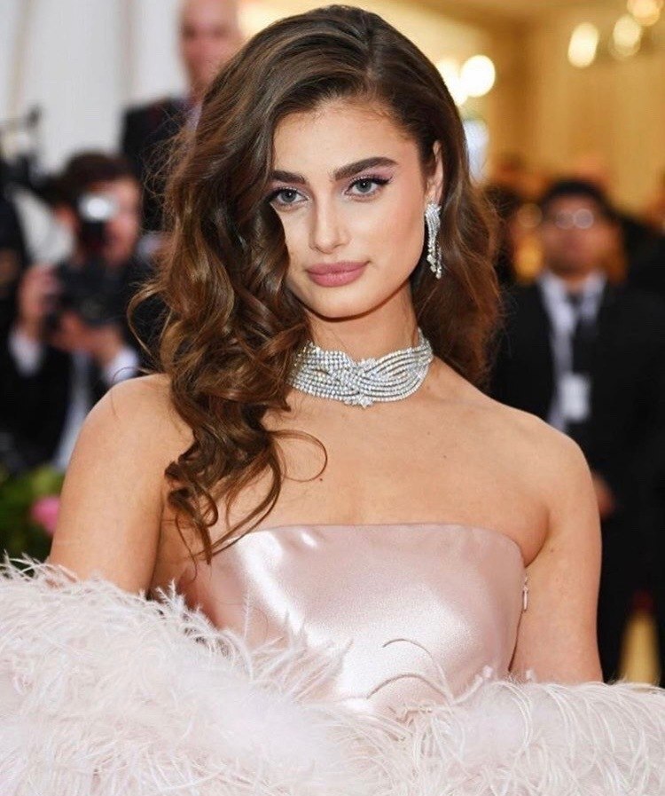 Celebridade usa penteado Old Hollywood no MET Gala 2019