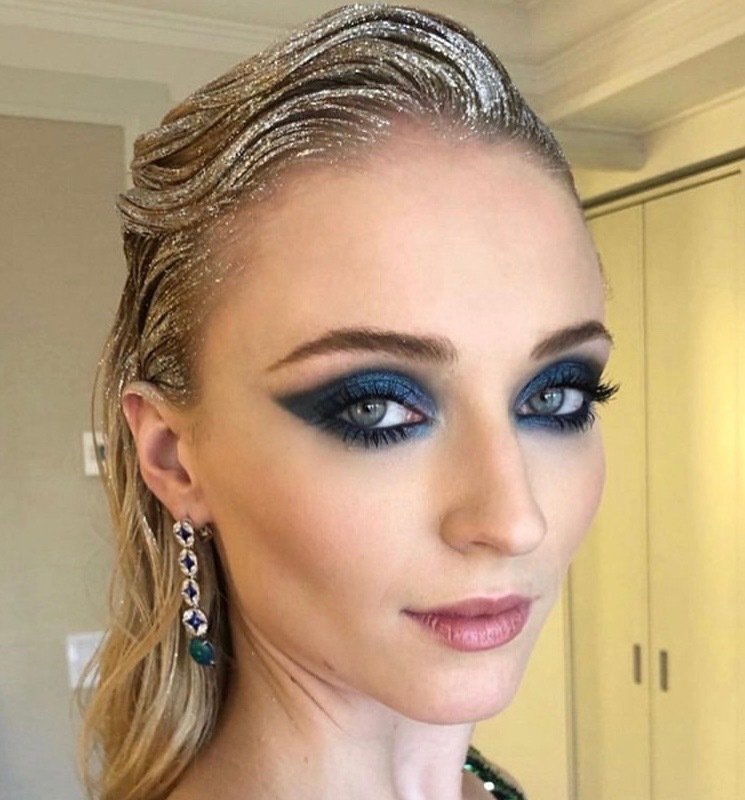Sophie Turner usa glitter no cabelo como penteado para o MET Gala 2019
