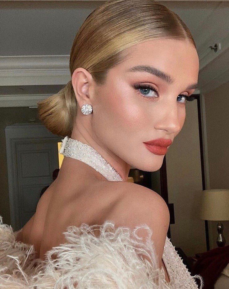 Modelo Rosie Huntington-Whiteley usa coque chignon como penteado para o MET Gala 2019