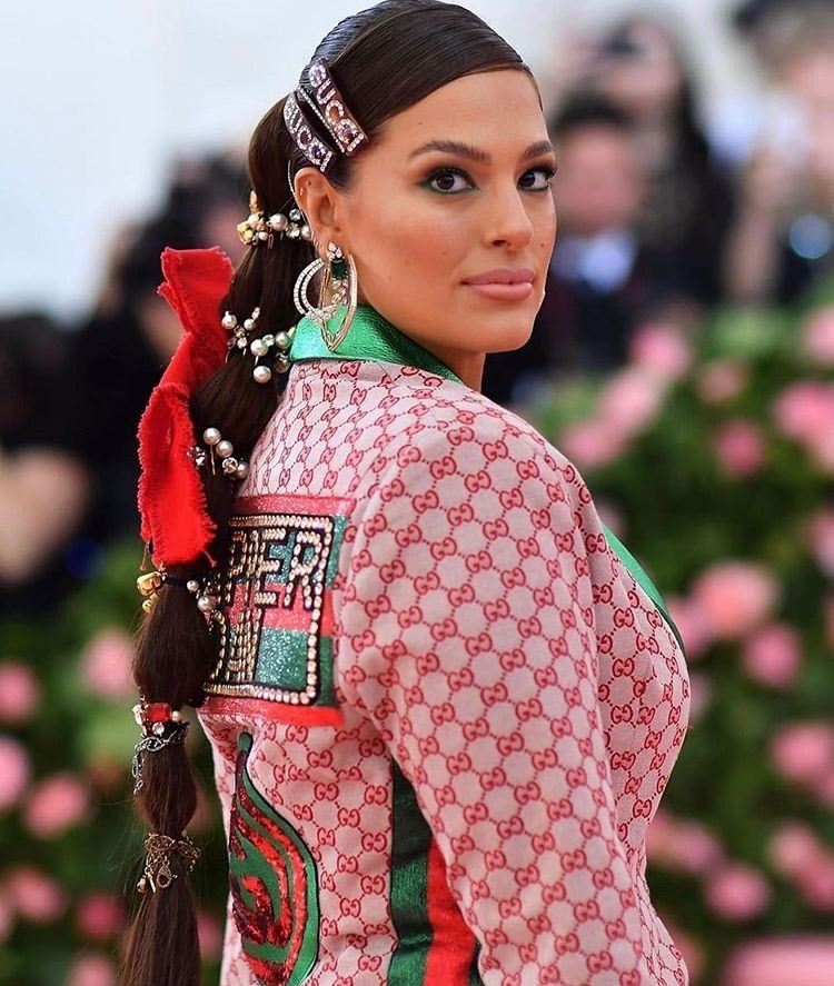 Ashley Graham usa rabo de cavalo com diversos acessórios no MET Gala 2019