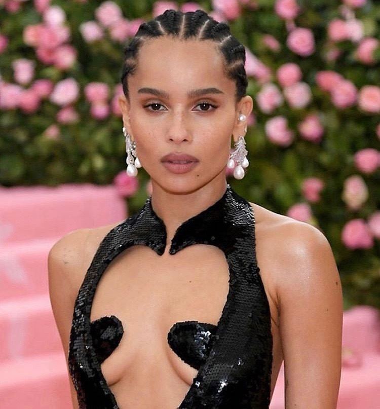 Baile do MET Gala 2019 atriz Zoe Kravitz com trança nagô