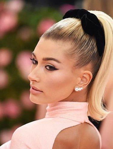 Hailey Baldwin elege rabo de cavalo retrô como penteado para MET Gala 2019