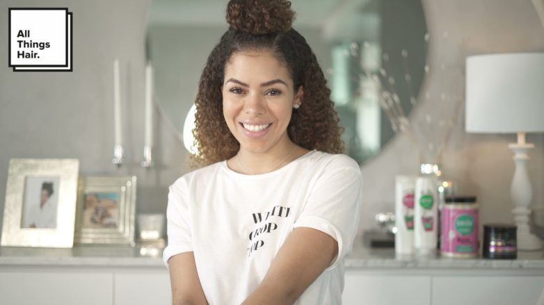 Influenciadora Rayza Nicácio com cabelo cacheado com penteado semipreso com coque