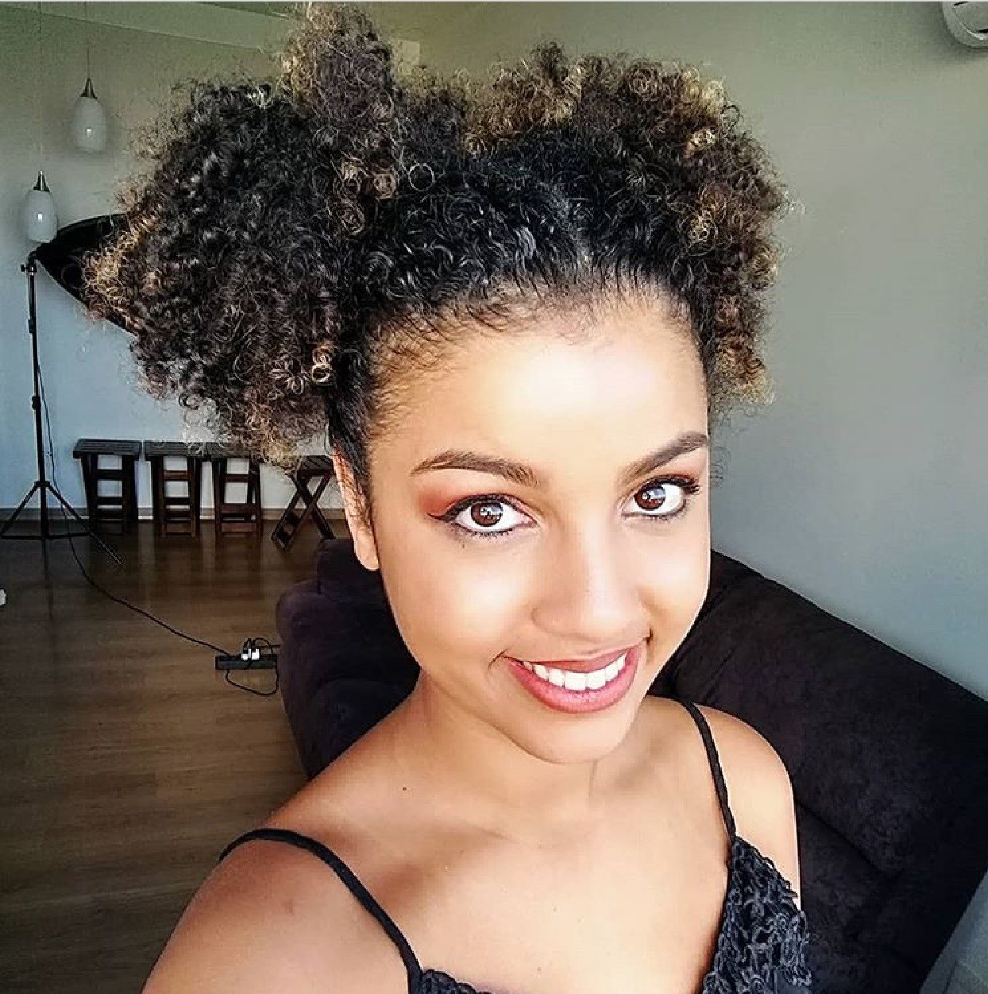 Penteados fofos para cabelo crespo: 10 influencers contam os seus favoritos