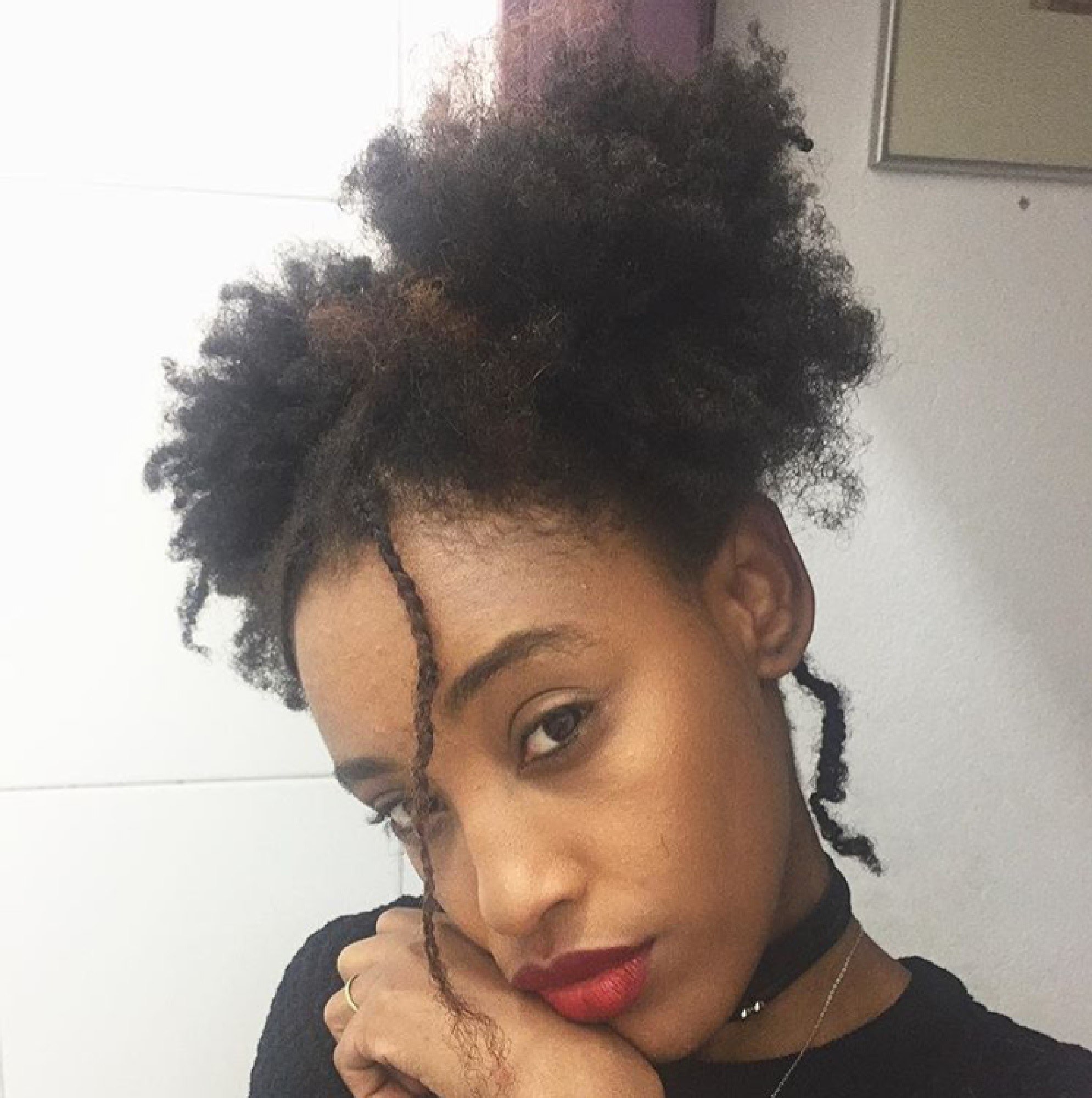 Afro puff duplo com trancinhas na frente