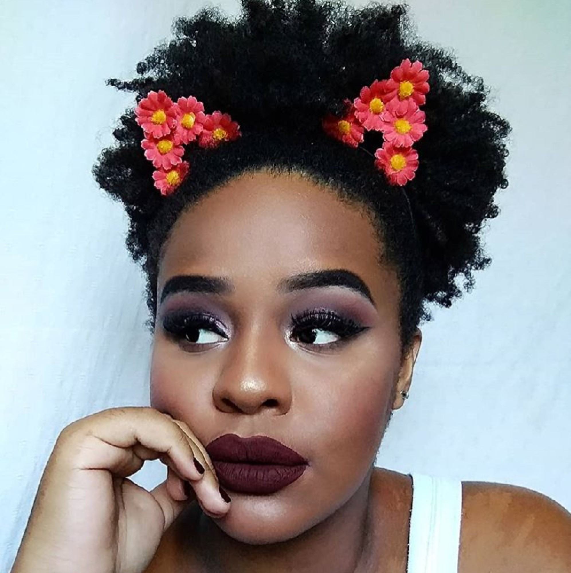 Afro puff com tiara de flores