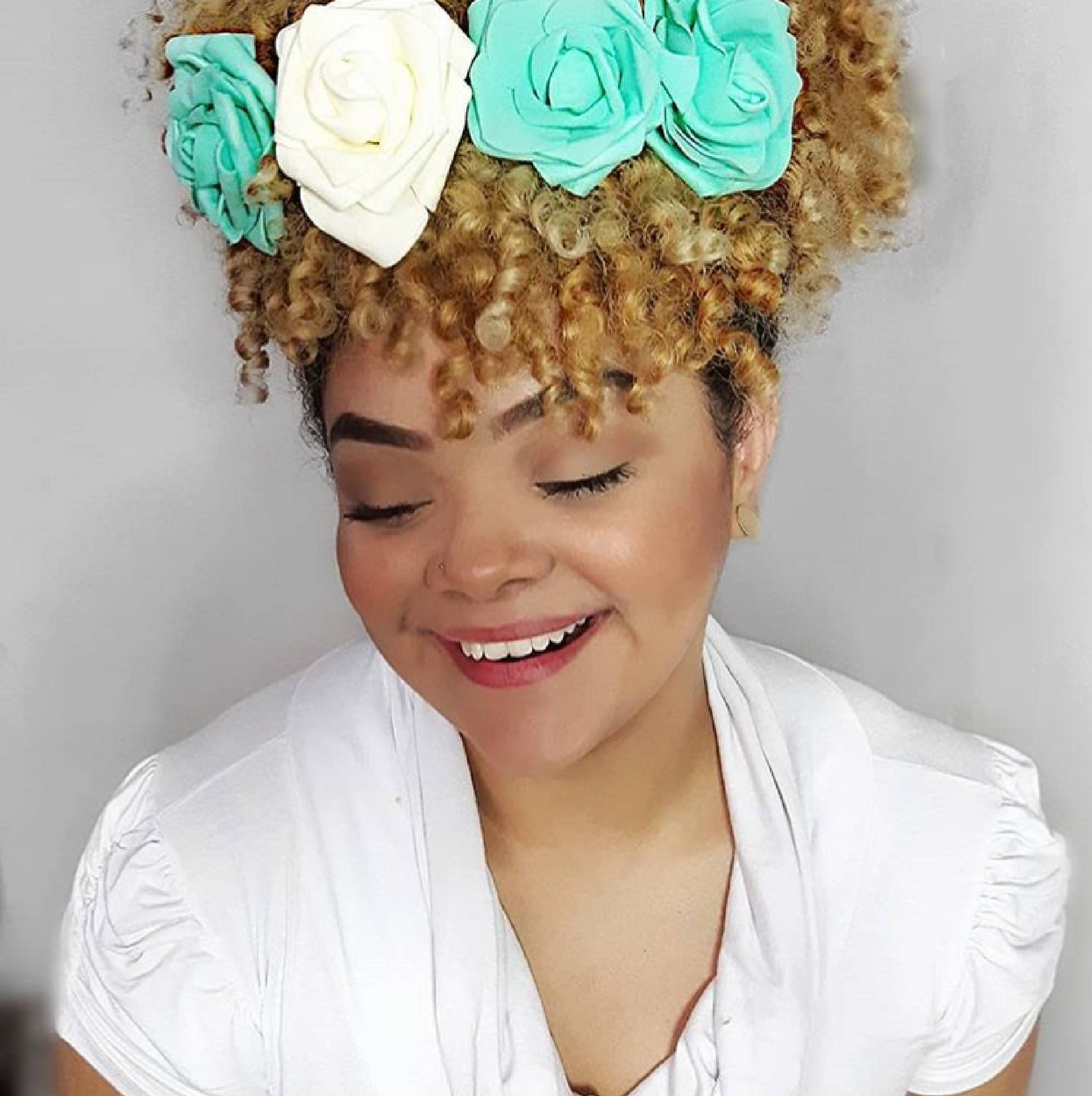 Afro Puff com enfeite de flores