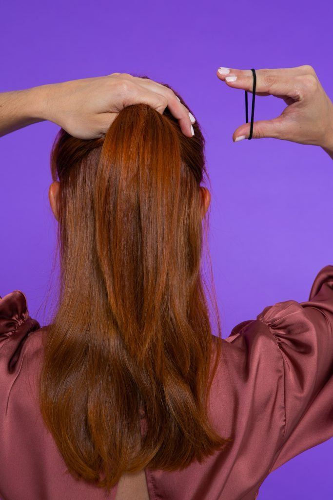 Modelo prendendo o cabelo em um semipreso