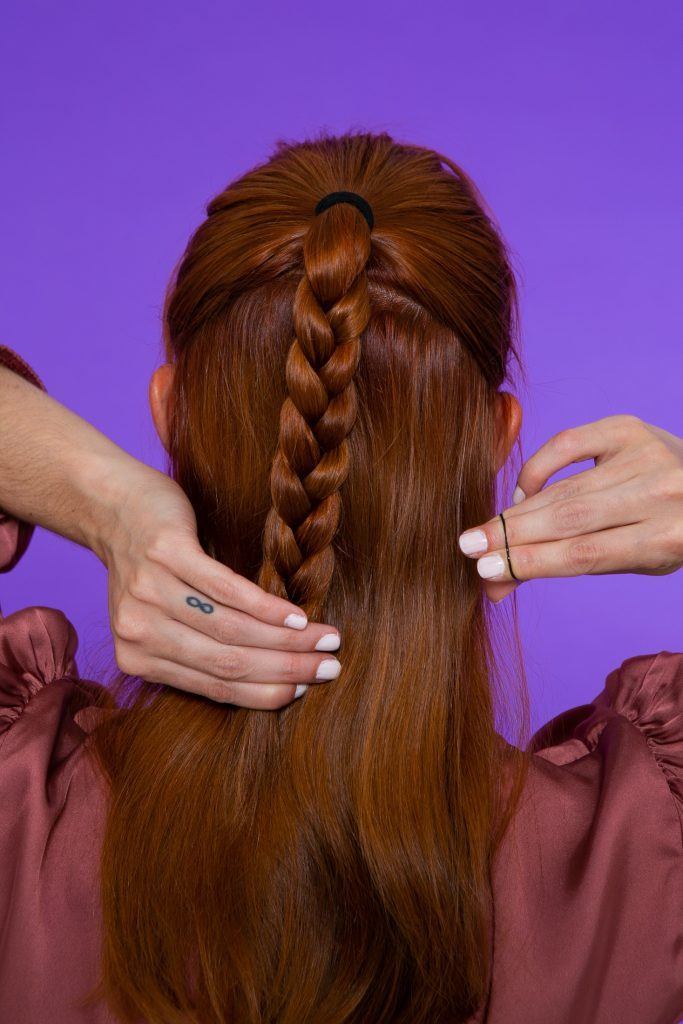 Modelo prendendo trança para penteado de casamento