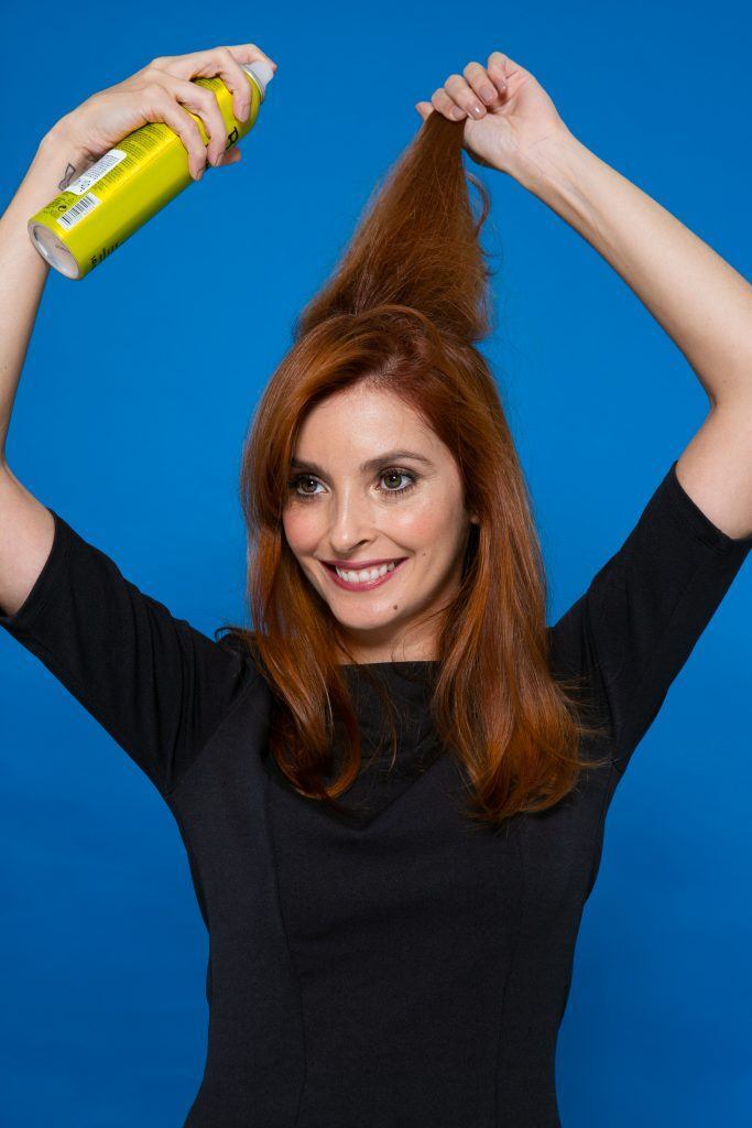Modelo aplica shampoo seco