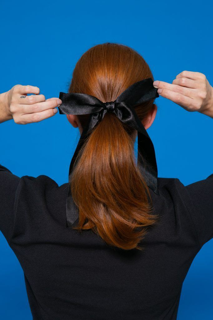 Modelo faz laço no cabelo