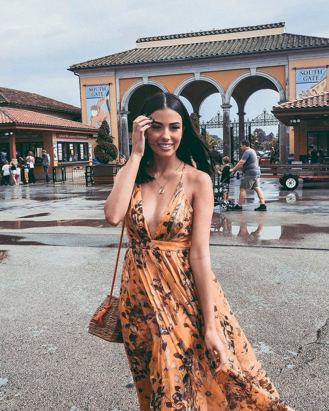 Mulher com cabelo solto polido e franja atrás da orelha
