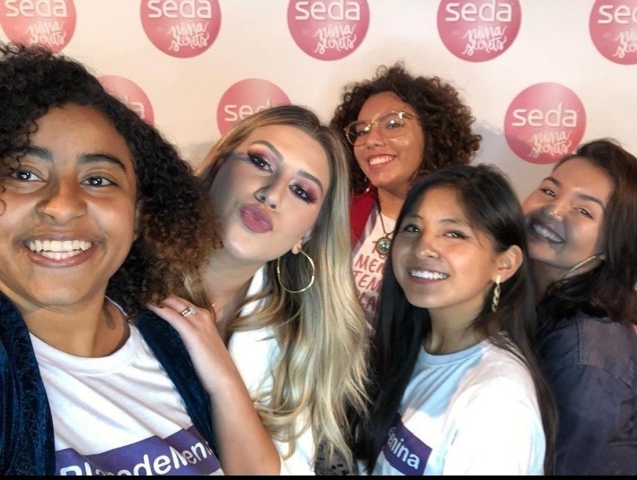 Niina Secrets e as meninas que participam do Plano de Menina