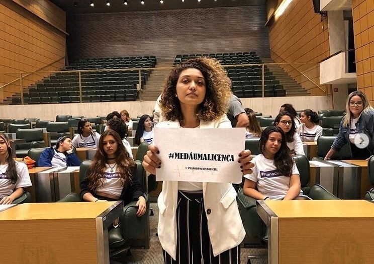 Vivi Duarte e as meninas que participam do Plano de Menina