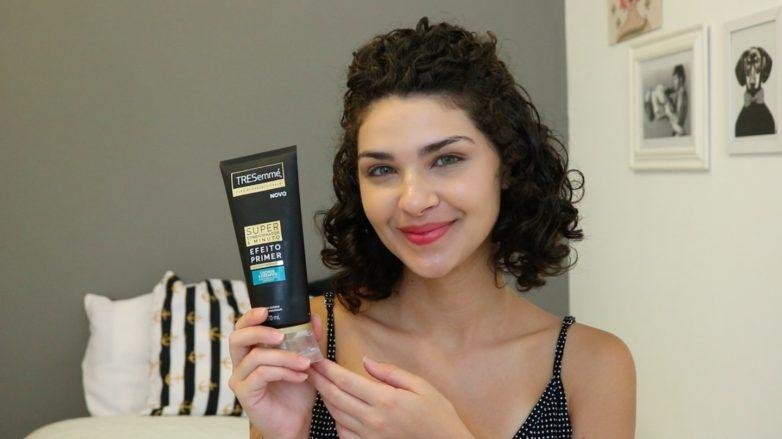 Influenciadora Gabi Vasconcellos com o cabelo cacheado curto semipreso