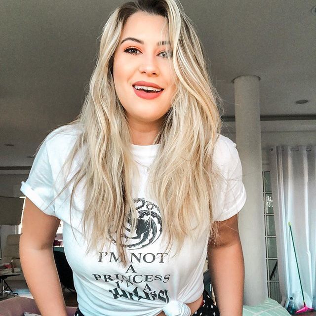 Cabelo liso loiro Niina Secrets acompanhada da mãe 