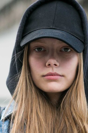 Modelo usa boné, um dos Acessórios de cabelo para o verão 2017