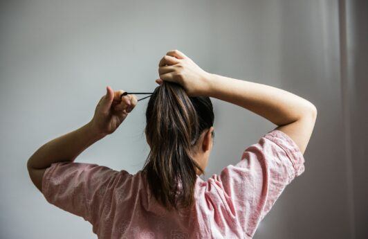 Afinal, prender o cabelo antes de dormir é uma boa ideia?