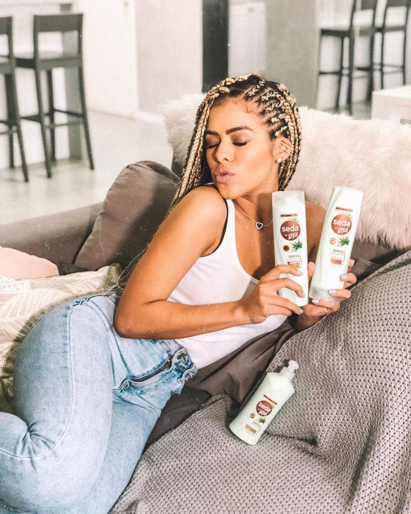 Rayza Nicacio com box braids loiracomos produtos de Seda By Rayza
