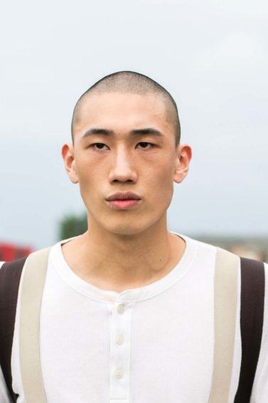 Homem com um buzz cut