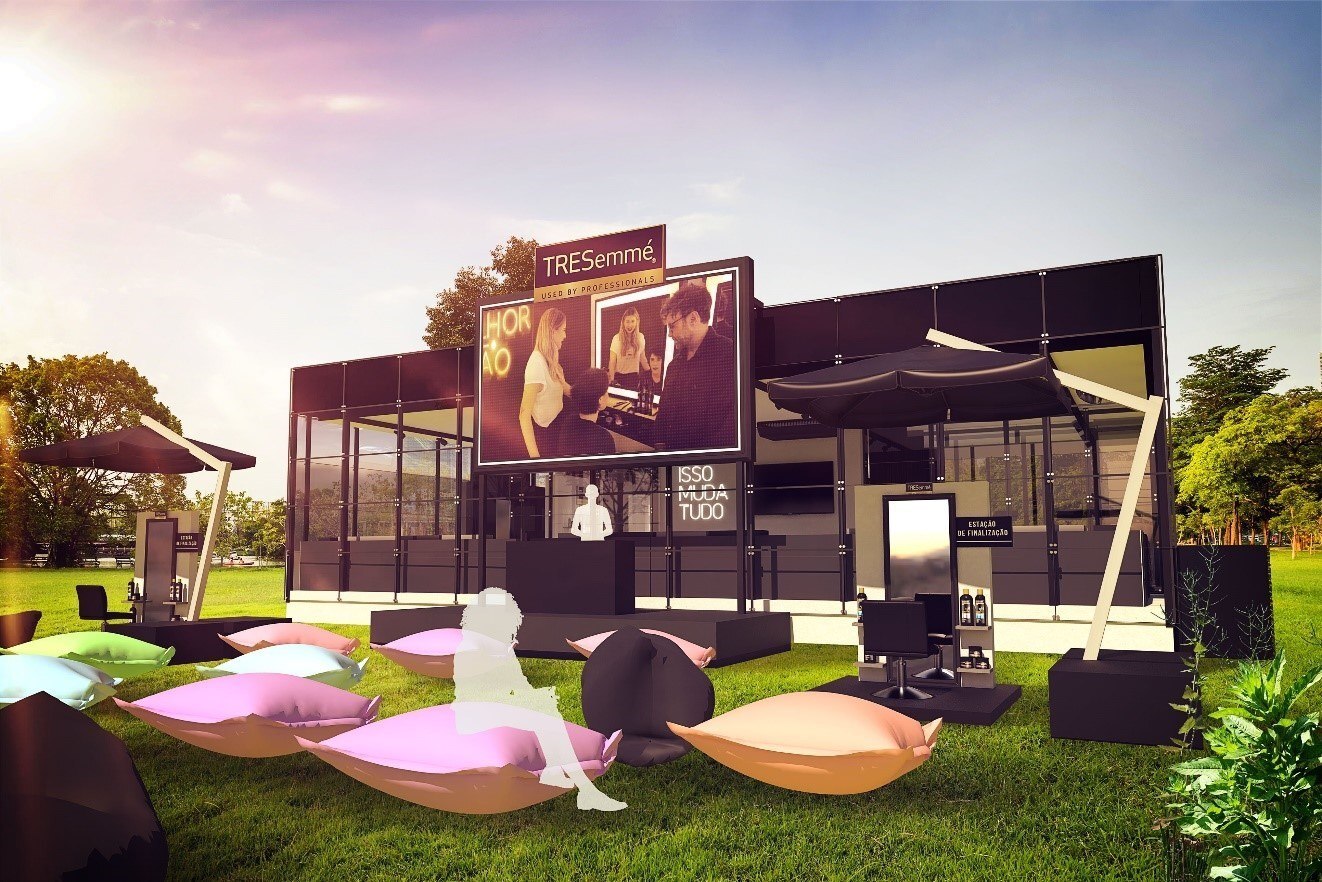 gramado externo do studio tresemme com almofadas