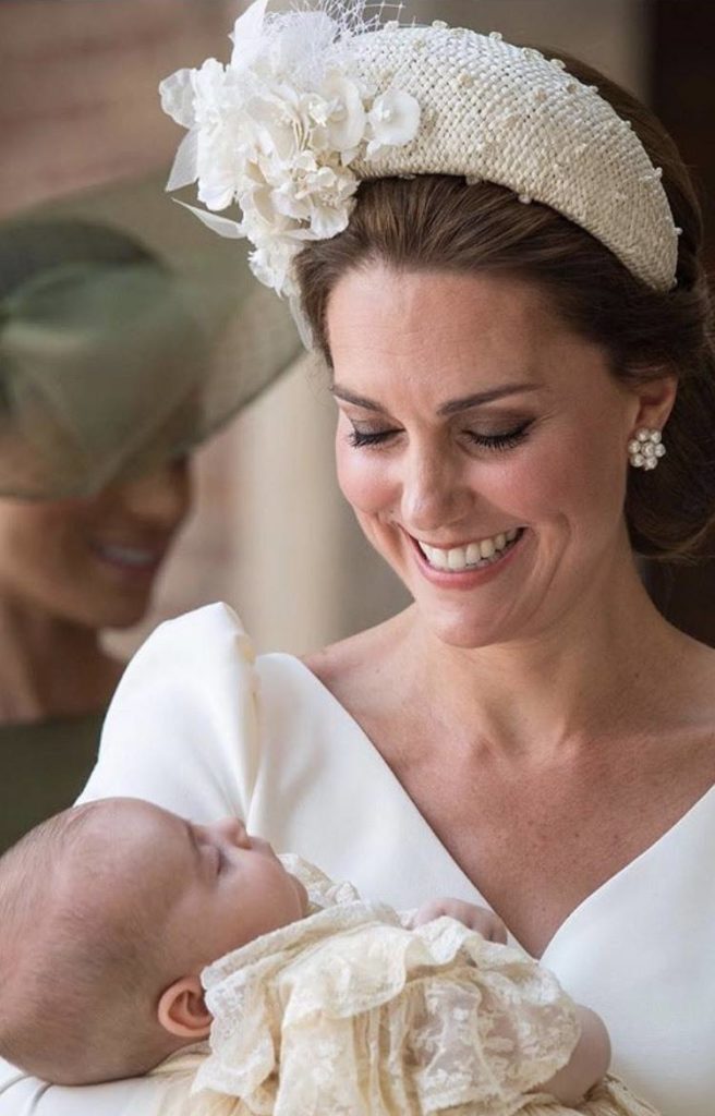 Duquesa Catherine Middleton com tiara alcochoada