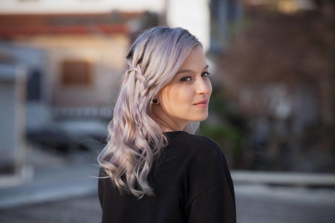 cabelo liso com ondas cinza e trança