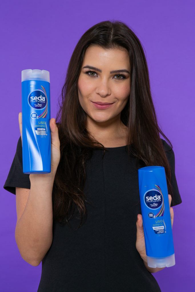 Modelo com shampoo para fazer trança com topete