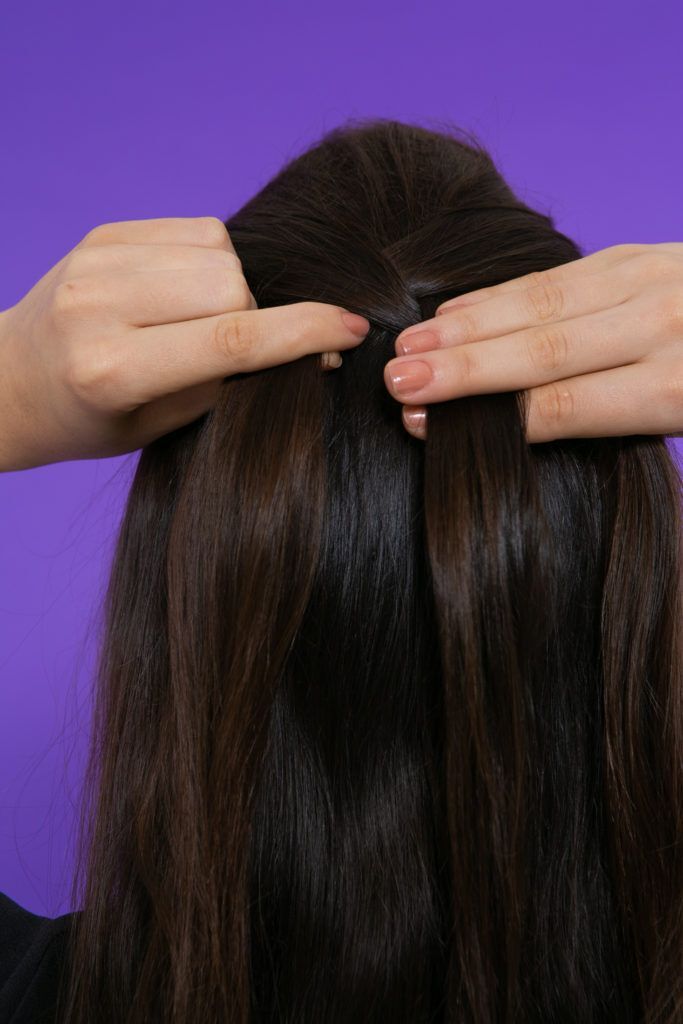 Modelo começa a trançar o cabelo