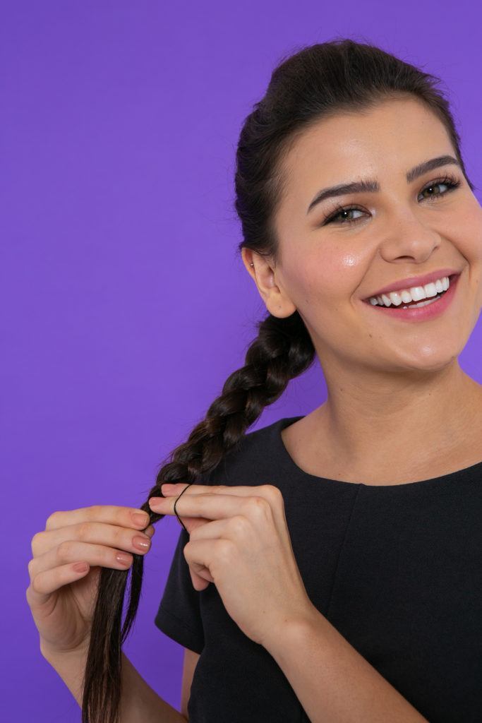 Modelo prende a trança do cabelo