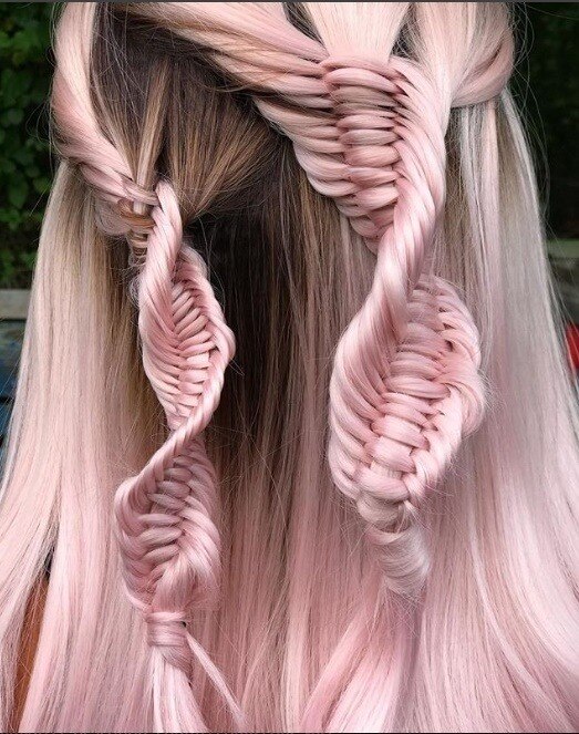 Trança DNA em cabelo liso rosa