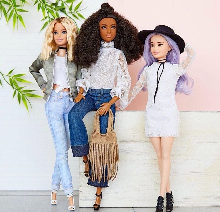 Cabelo da Barbie: corte reto, meio-coque e cabelo lavanda