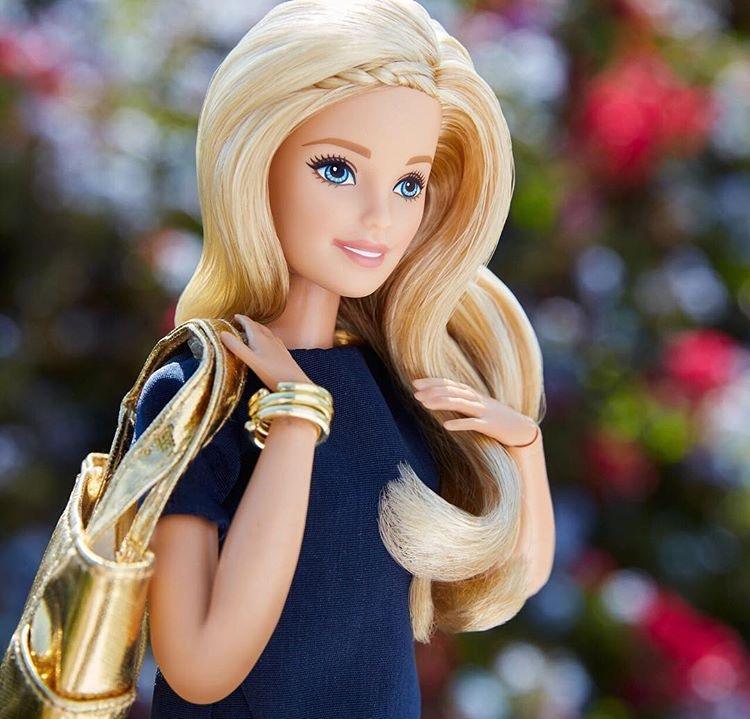 Cabelo da Barbie longo, loiro, ondulado e com uma trancinha