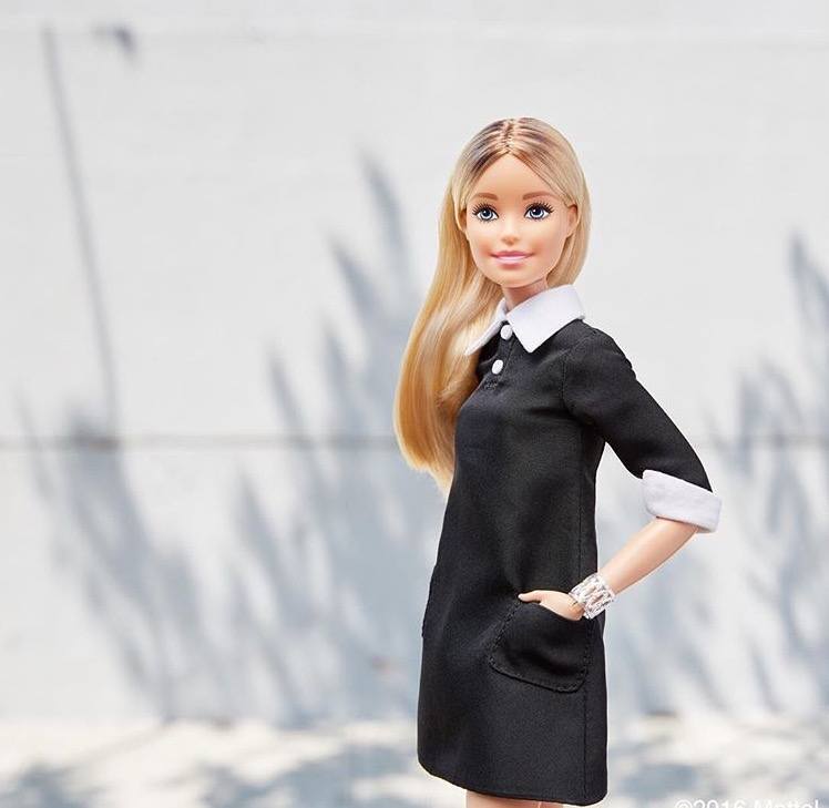 Cabelo da Barbie com risca central.