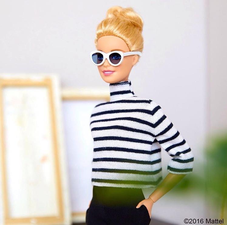 Cabelo da Barbie com coque rosquinha.