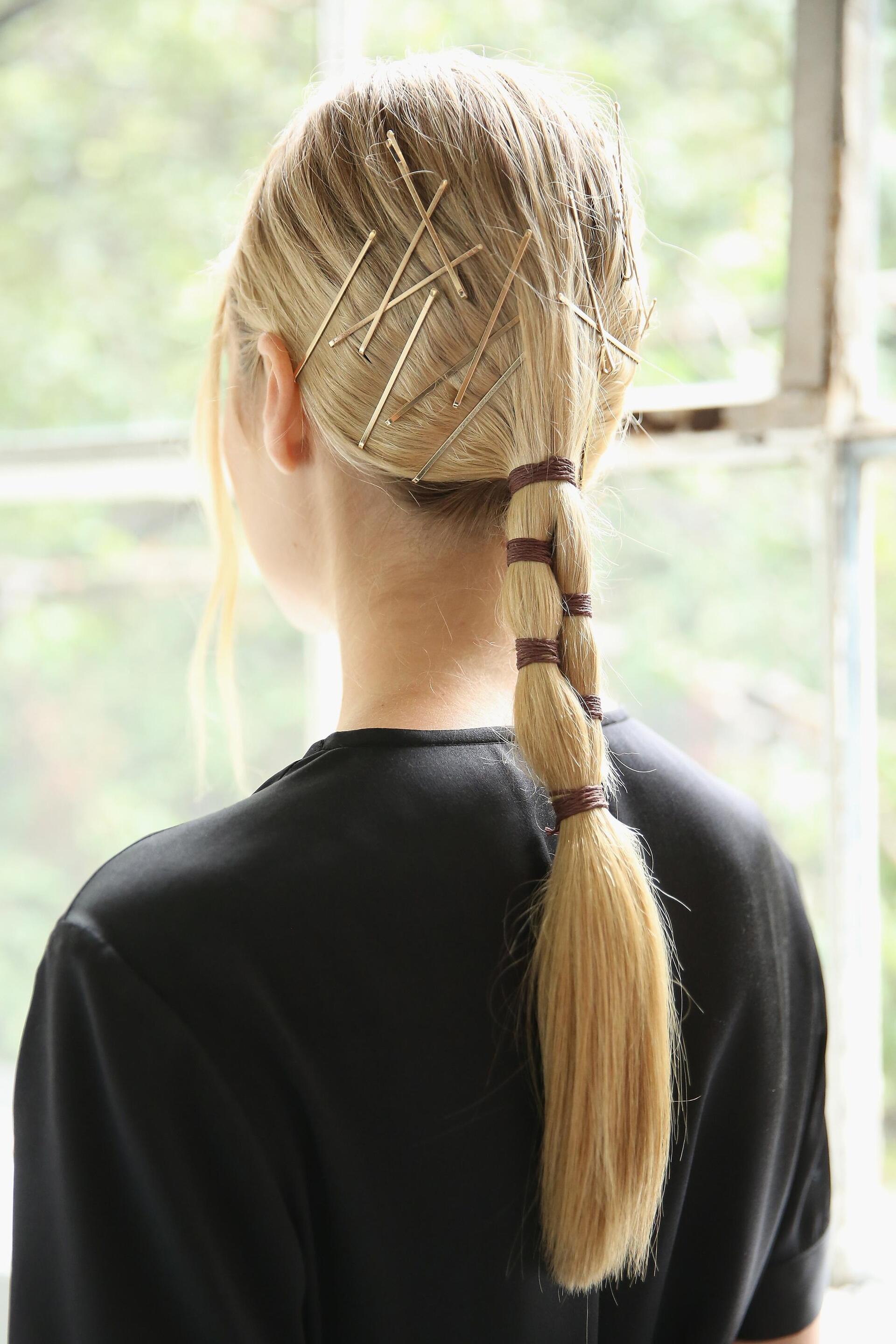 Cabelp com rabo de cabelo e grampo