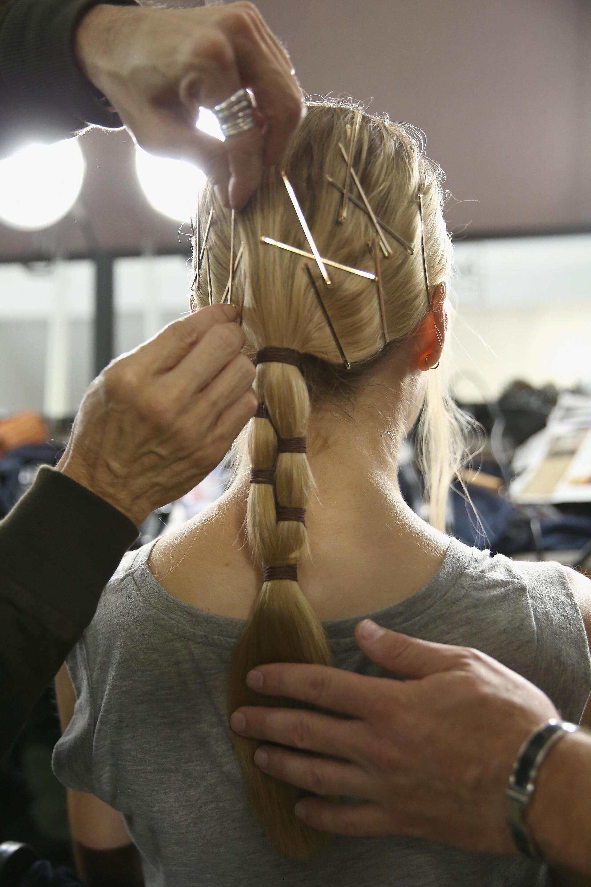 Cabelo com rabo de cavelo e grampo