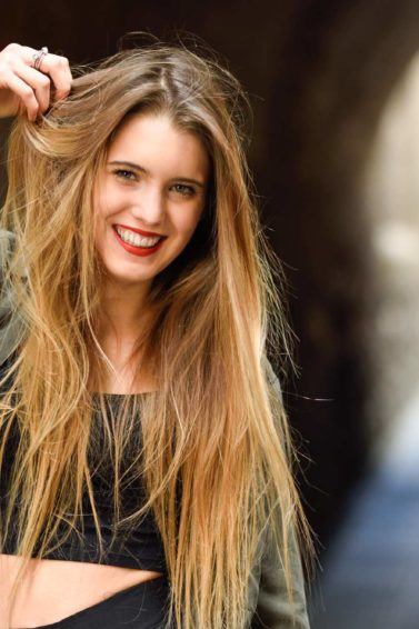 modelo com cabelo de sereia longo