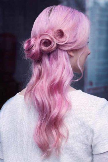 modelo de cabelo em forma de rosa