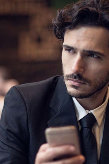 modelo com cabelo masculino com franja lateral bagunçada