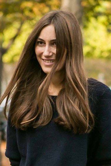Modelo com cabelo longo castanho longo