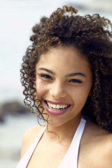 modelo com cabelo oleoso na raiz e seco nas pontas