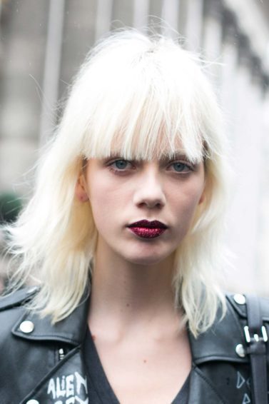 Cabelo platinado e sobrancelha. tendência cabelo branco
